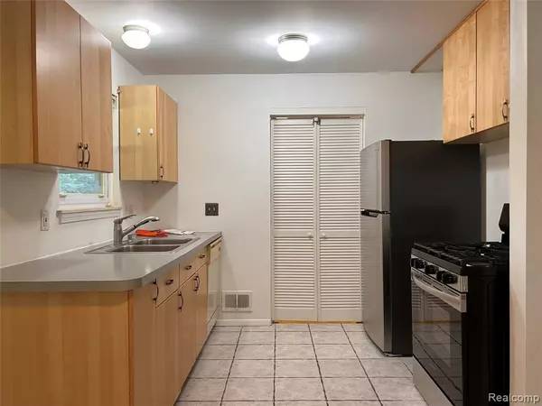 Saint Clair Shores, MI 48081,28909 Rosebriar Street