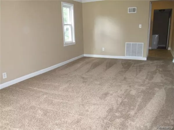 Dearborn Heights, MI 48125,4934 EDGEWOOD Street