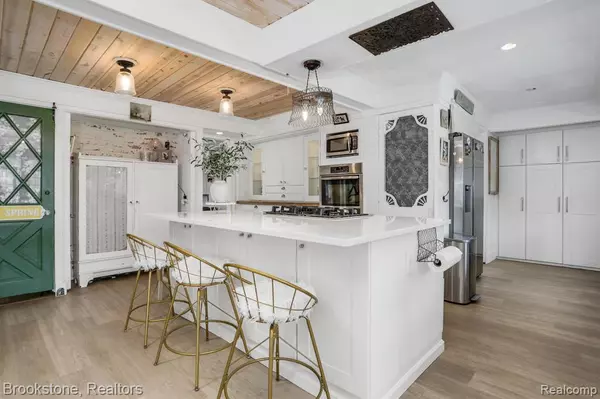 West Bloomfield, MI 48324,7146 ARROWOOD Drive