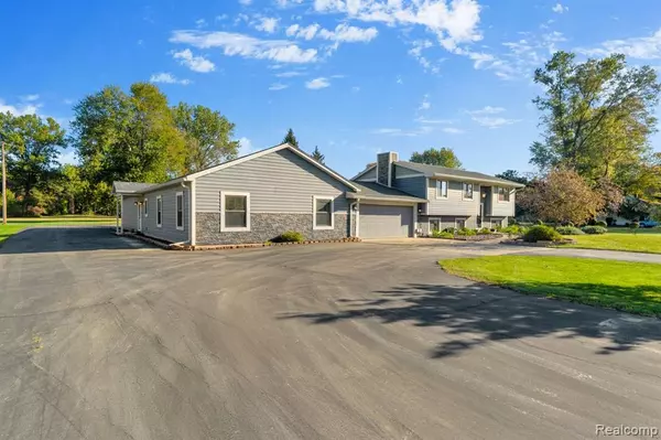 27520 West Road, New Boston, MI 48164