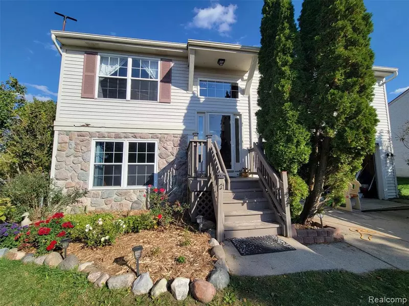 708 Ridgecrest Drive, Fenton, MI 48430