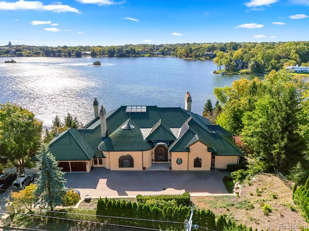 Bloomfield Hills, MI 48302,1567 Island Lane