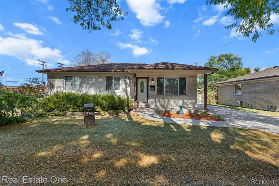 8057 Helen, Center Line, MI 48015