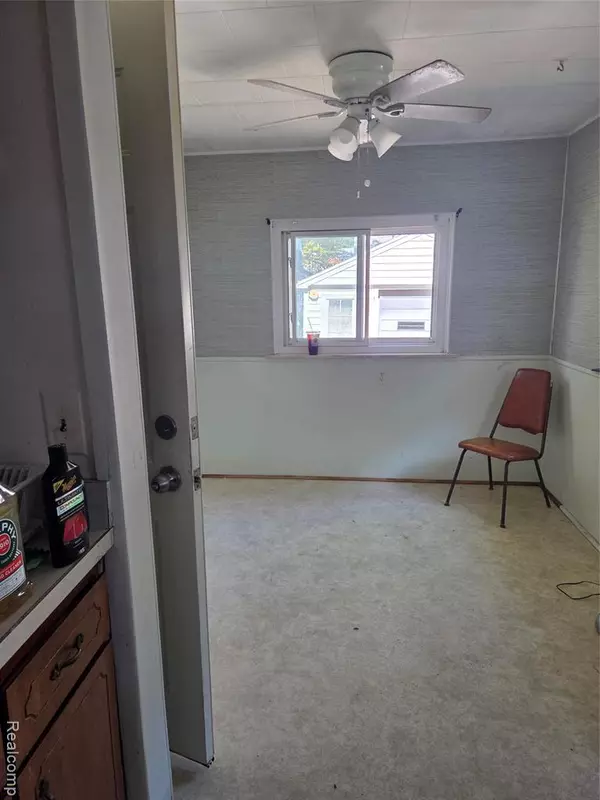 Grosse Pointe Woods, MI 48236,2138 Ridgemont Road