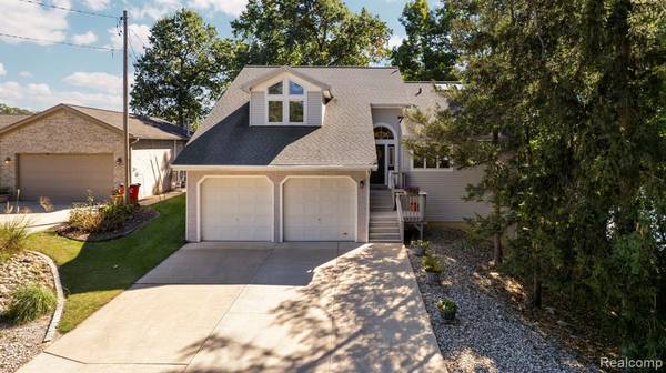 283 Westshore Dr, Jerome, MI 49249