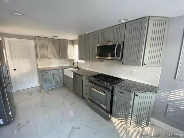 Saint Clair Shores, MI 48080,22011 E 10 Mile Road