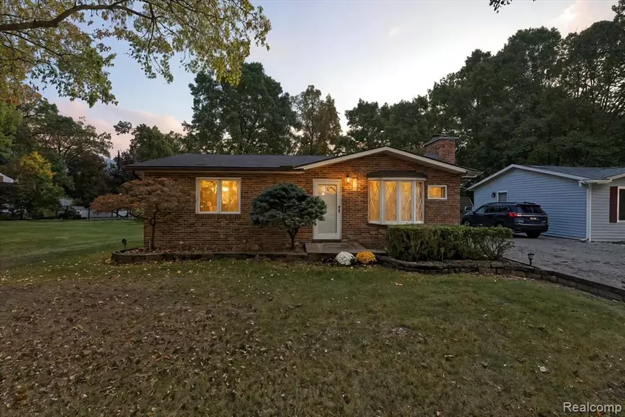 1560 Odette, Hartland, MI 48353