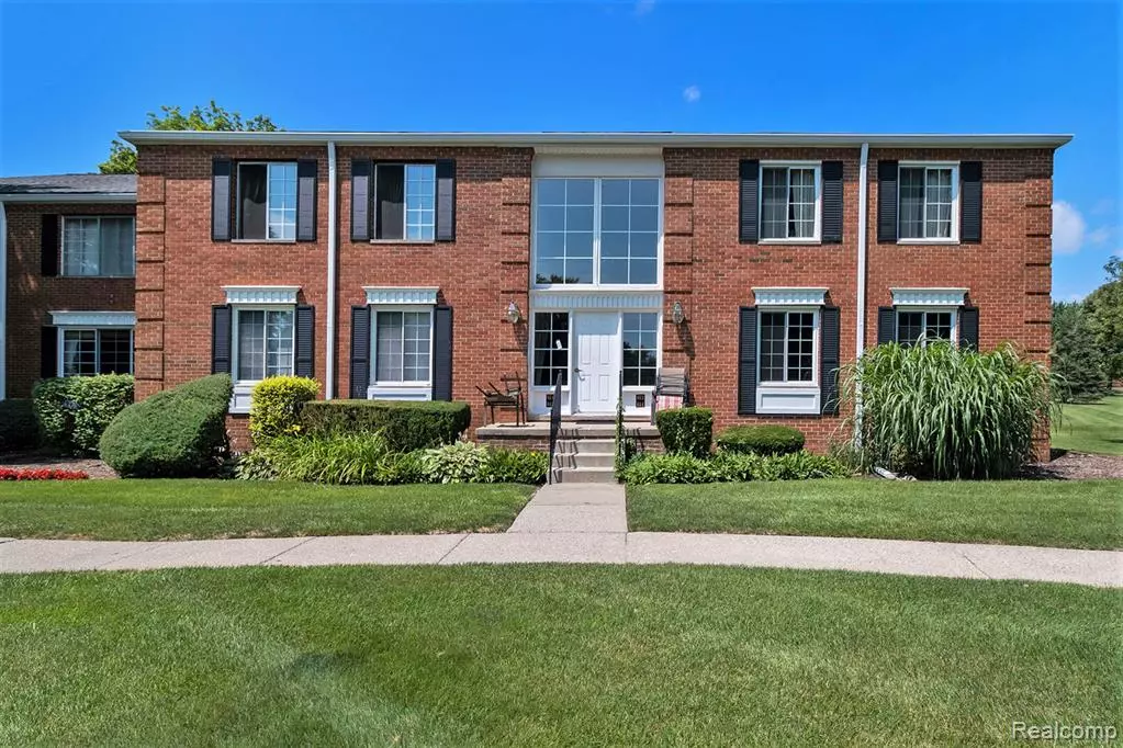 Bloomfield Hills, MI 48304,654 E FOX HILLS Drive