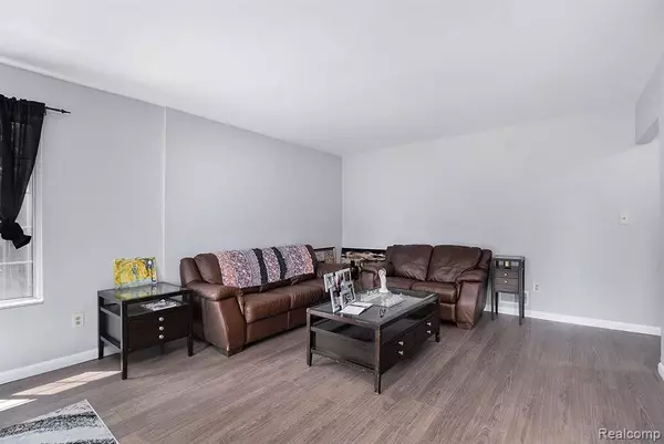 Bloomfield Hills, MI 48304,654 E FOX HILLS Drive