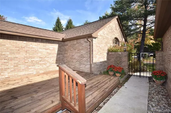 Bingham Farms, MI 48025,23715 Overlook Circle