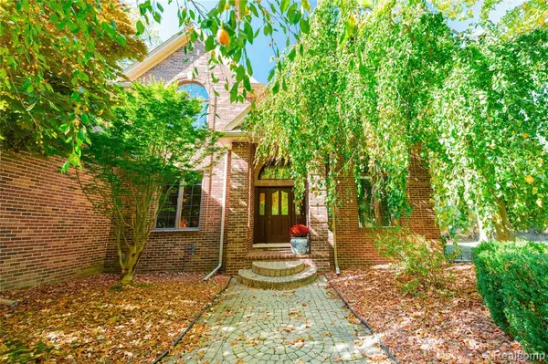 22015 Ember Court, Grosse Ile, MI 48138