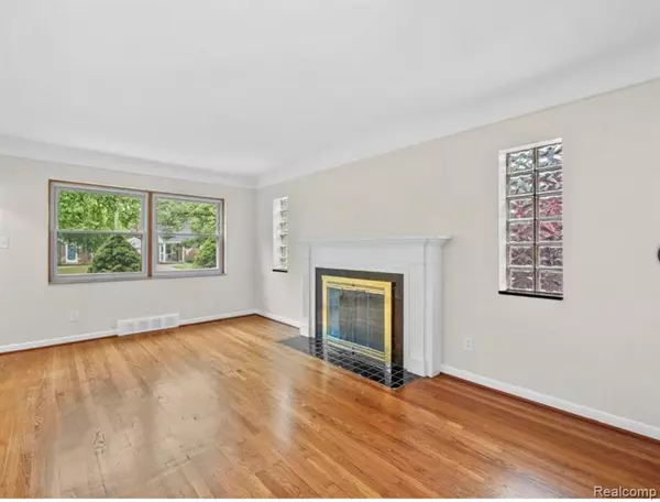 Grosse Pointe Woods, MI 48236,1790 Kenmore Drive