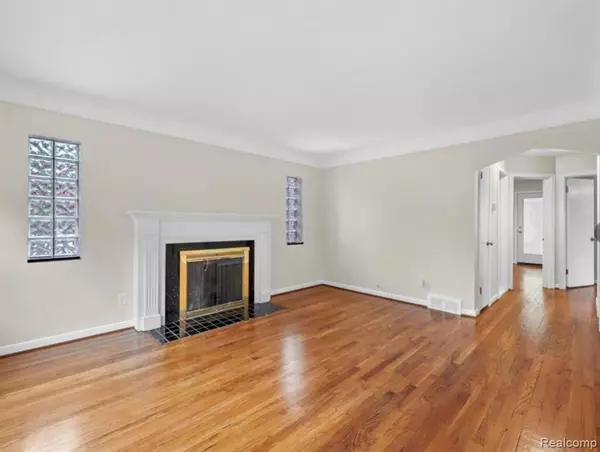 Grosse Pointe Woods, MI 48236,1790 Kenmore Drive