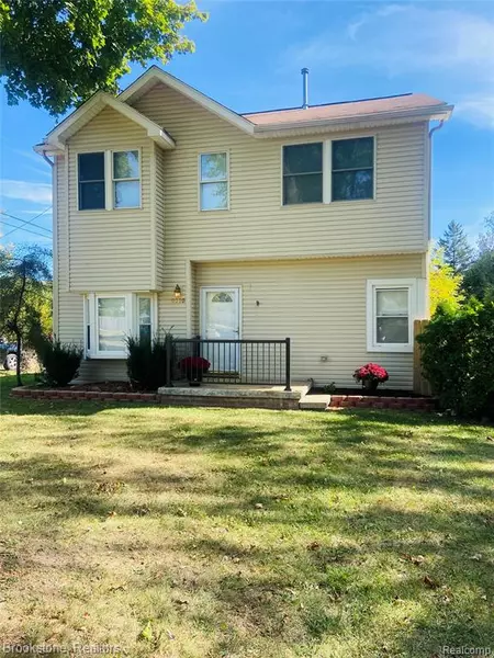 3105 SAINT CLAIR Drive, Rochester Hills, MI 48309