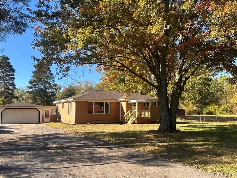 305 Angle Road, Lapeer, MI 48446
