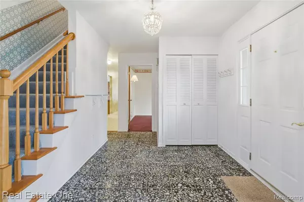 Farmington Hills, MI 48334,30033 Valley Side Drive