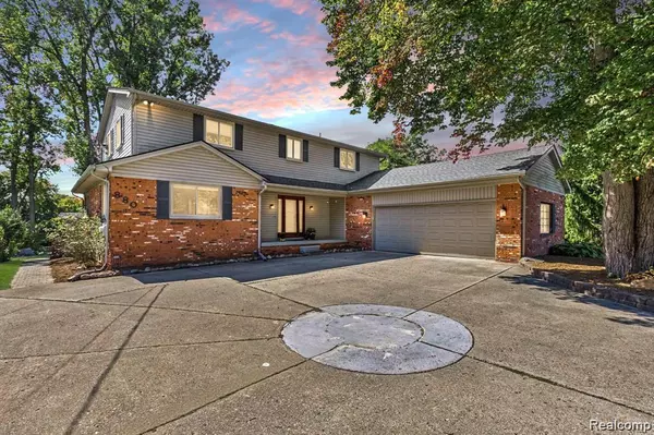 880 Artdale Drive, White Lake, MI 48383
