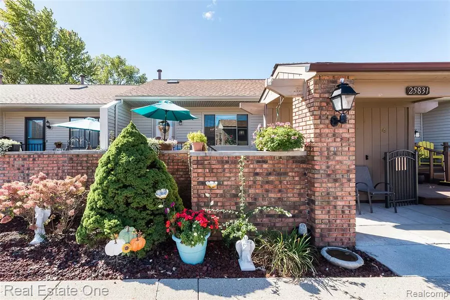 25831 LEXINGTON Drive, South Lyon, MI 48178