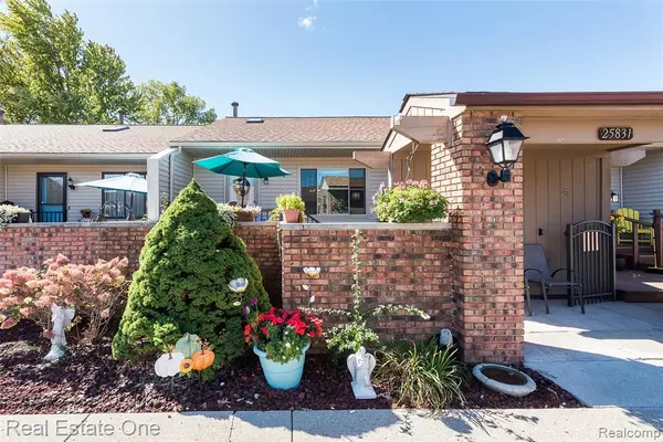 25831 LEXINGTON Drive, South Lyon, MI 48178
