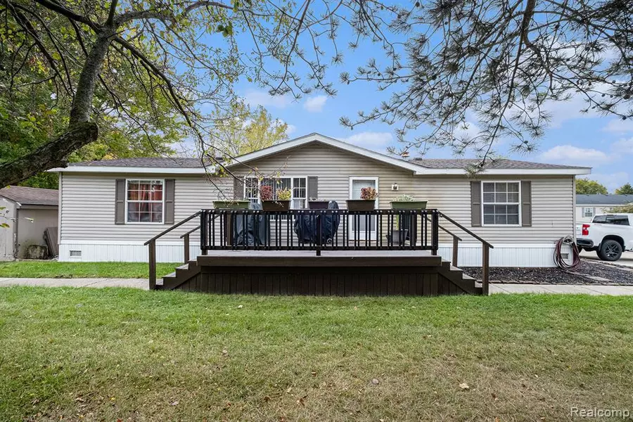 11311 N Lake Drive, Fenton, MI 48430