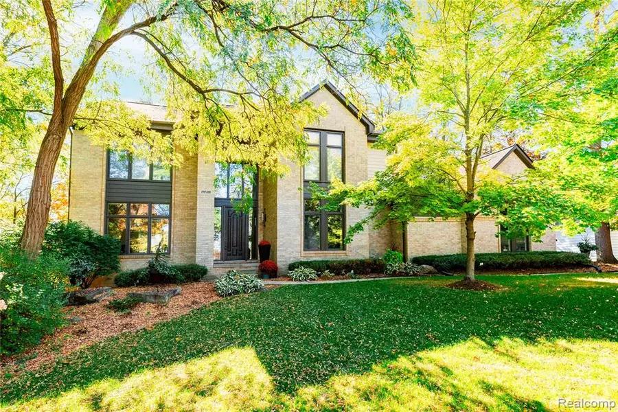 29508 Kenloch Drive, Farmington Hills, MI 48331
