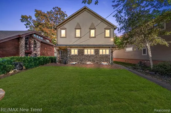 727 McDougal Drive, Waterford, MI 48327