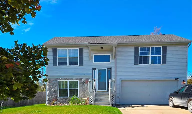 239 Andover Woods Drive, Fenton, MI 48430