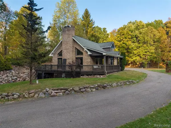 2631 Lakeville Road, Oxford, MI 48370