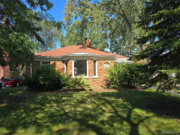 2100 Country Club Drive, Grosse Pointe Woods, MI 48236