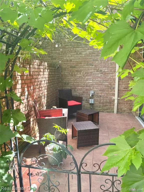 5521 WALNUT W Circle, West Bloomfield, MI