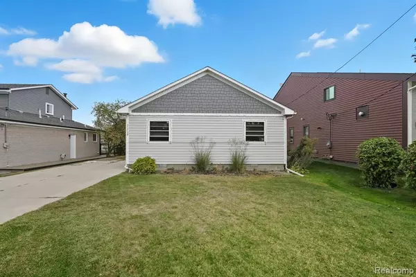 37752 Huron Pointe Drive, Harrison Township, MI