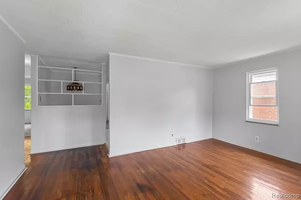 Dearborn Heights, MI 48127,6198 N ROBINDALE Avenue