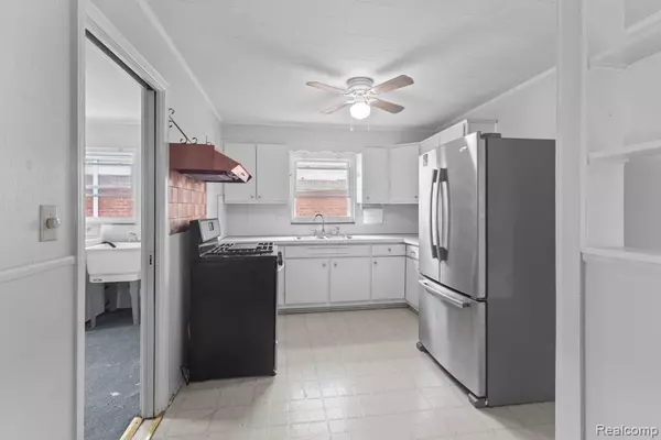 Dearborn Heights, MI 48127,6198 N ROBINDALE Avenue