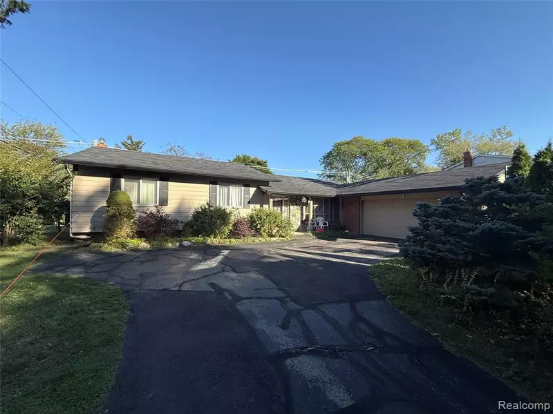 7335 Coach Lane, West Bloomfield, MI
