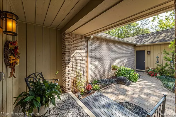 Bloomfield Hills, MI 48304,1136 Meadowglen Court