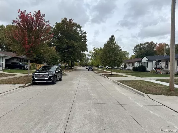 Saint Clair Shores, MI 48082,23541 Elmira Street