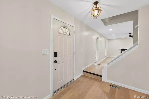 Northville, MI 48167,19760 SCENIC HARBOUR Drive