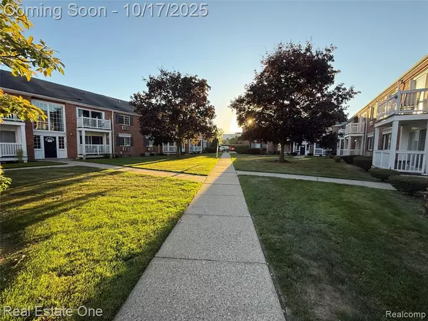 Royal Oak, MI 48073,2445 Torquay Avenue