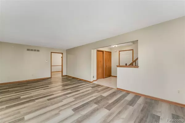 Macomb, MI 48044,15721 Huntcliff Drive