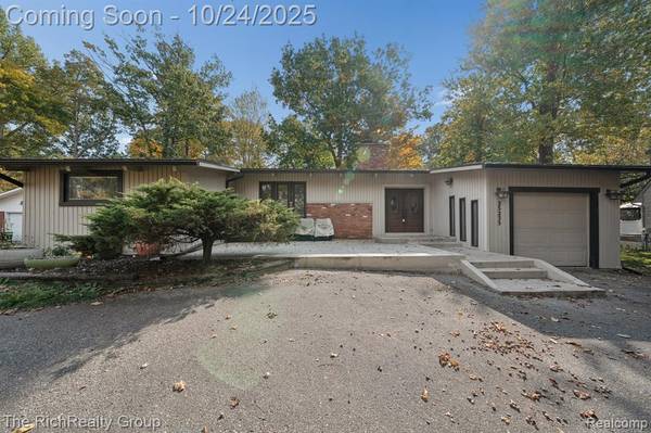 25235 Dallas Drive, Grosse Ile, MI 48138