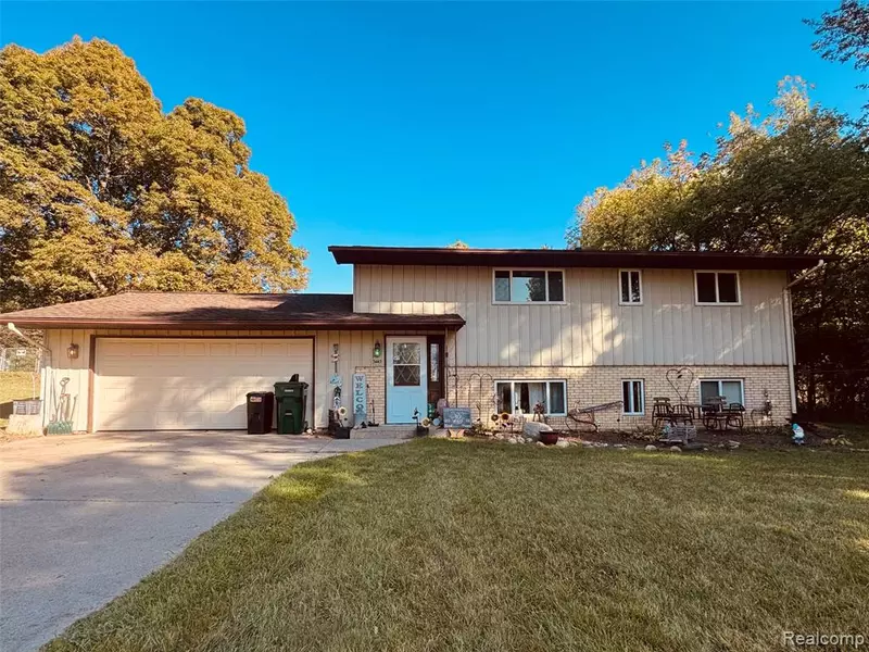3443 S Fenton Road, Holly, MI 48442