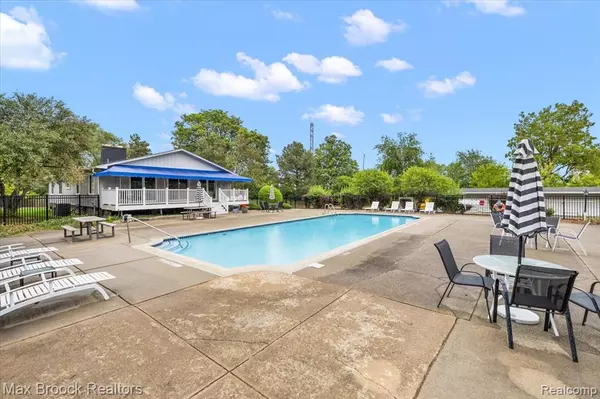 Bloomfield Hills, MI 48302,2449 Mulberry Square