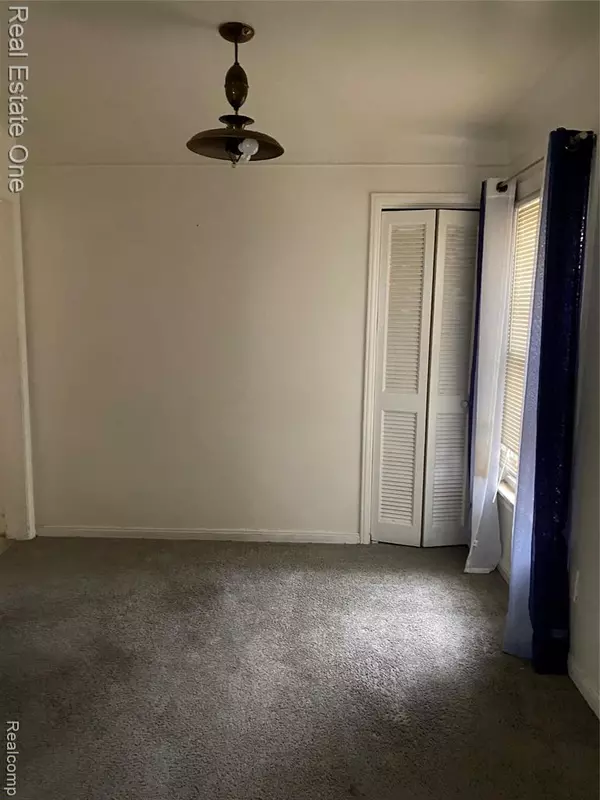 Detroit, MI 48219,20285 Glastonbury Road