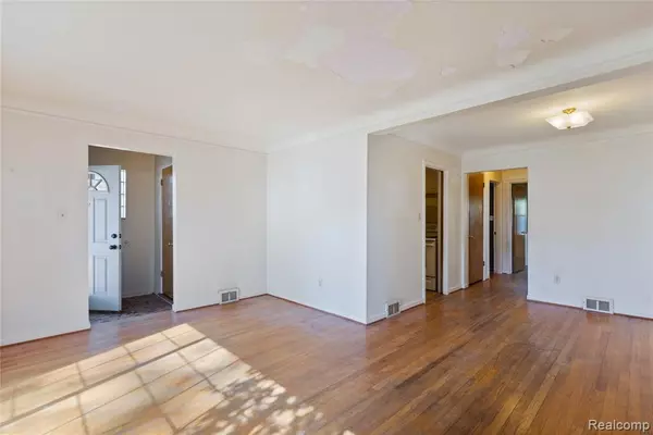 Saint Clair Shores, MI 48080,22401 Alger Street