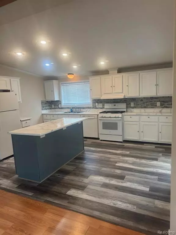 Novi, MI 48337,41816 Lamier