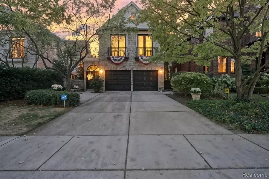 596 Henrietta Street, Birmingham, MI 48009