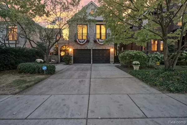 596 Henrietta Street, Birmingham, MI 48009