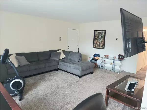 Waterford, MI 48328,1806 Colonial Village Way