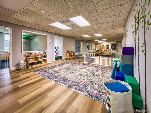 Troy, MI 48083,1975 E Maple Road