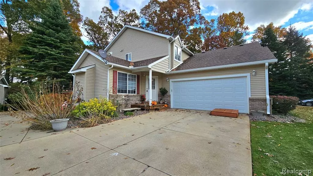 8883 Redstone Drive, Pinckney, MI 48169